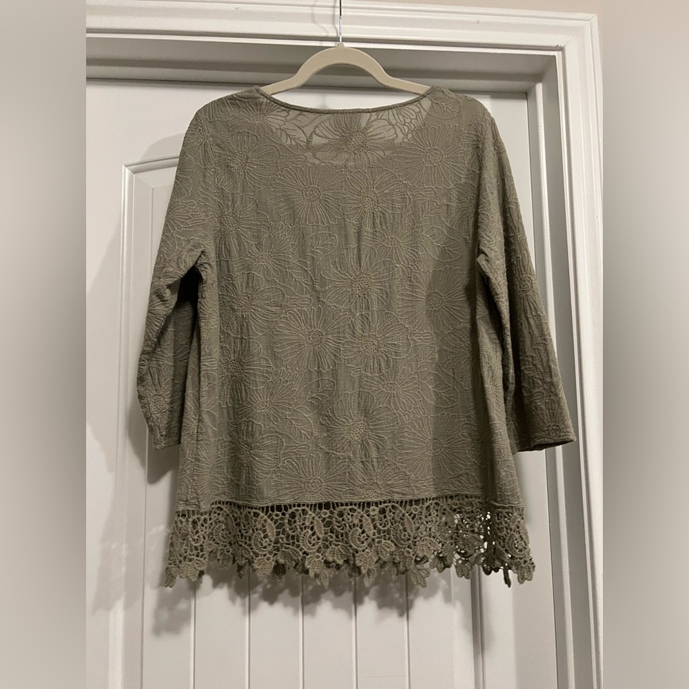 Chico’s 2 Olive Green Floral Breathable Cotton Embroidered Crochet Hem Boho Top - Picture 7 of 8